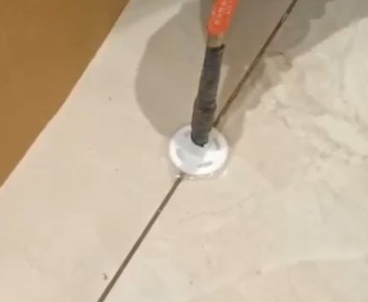 逊克瓷砖空鼓维修公司专业解答瓷砖在铺贴过程中，如果没有涂抹均匀到位的粘结材料（如水泥砂浆或瓷砖胶），可能会导致以下问题