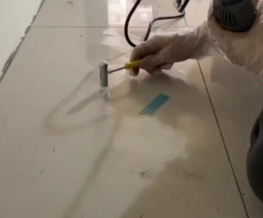 逊克瓷砖开裂维修公司专业分享瓷砖在铺贴前如果没有沥干水分，将会导致以下问题